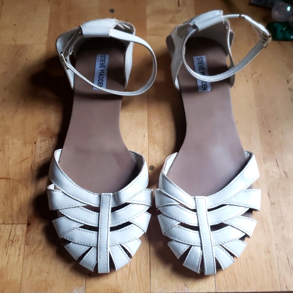 Steve Madden Toula Flat w Ankle Strap in Shiny White
